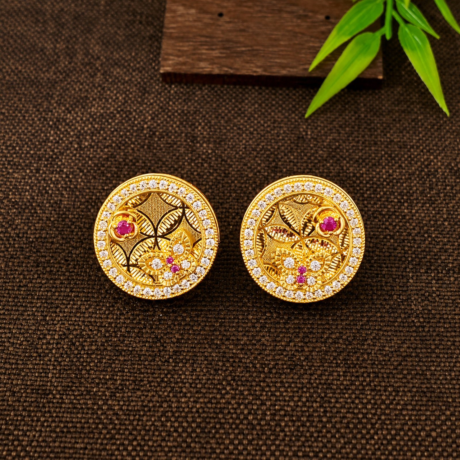 古法镶嵌莫桑/CNC/红刚玉拉丝花蝴蝶金圆牌耳饰（直针）